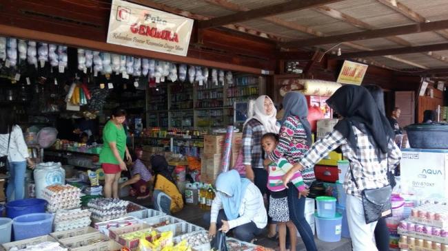Warga Lingga Serbu Hongkong Belanja Keperluan Lebaran